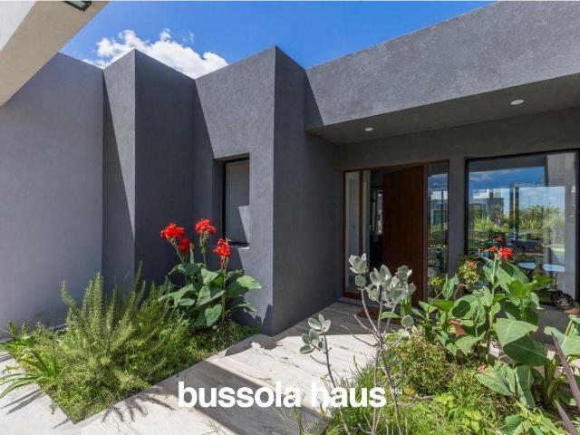 Casa en alquiler anual de 5 ambientes en Riberas Puertos