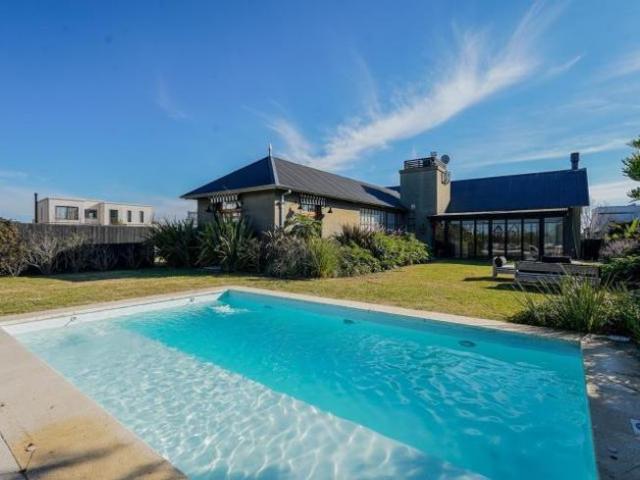 Casa en alquiler anual de 6 ambientes, con pileta totalmente equipada y amoblada en El Canton Golf