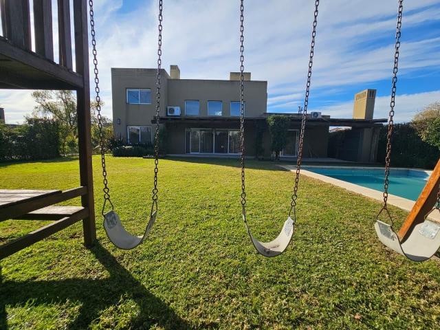 Casa en alquiler anual en Talar Del Lago II, 3/4 dormitorios 2 en P.B juegos de ni?os, pileta ? 270m?