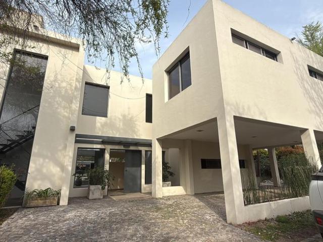 Casa en alquiler anual sin muebles sobre lote interno en Santa Maria De Tigre