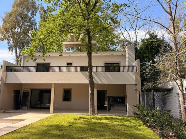 Casa en alquiler cuatro ambientes parque pileta cochera hudson el carmencito