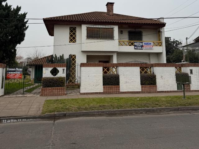 Casa en alquiler 3/4 dormitorios c/ cochera en Grand Bourg Centro