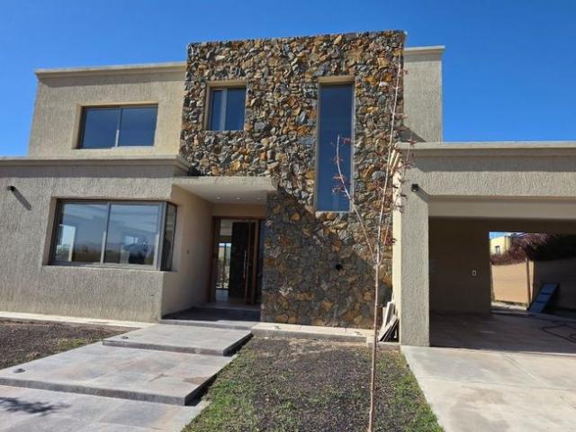 Casa en alquiler c/ cochera en Maipú