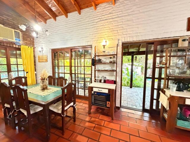 Casa en ALQUILER CON MUEBLES sobre doble lote central en CC Larena