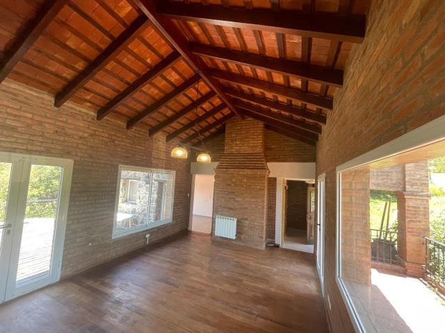 CASA EN ALQUILER COUNTRY 4 HOJAS 3 DORMITORIOS,PPAL EN SUITE, COCHERA 4 AUTOS, PILETA