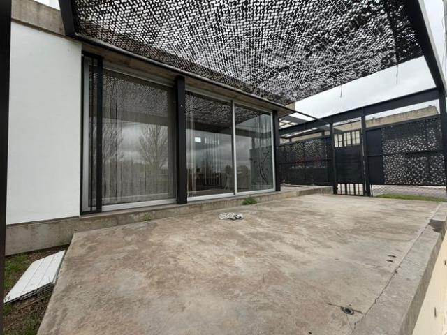 Casa en alquiler de dos dormitorios con pileta, en barrio cerrado