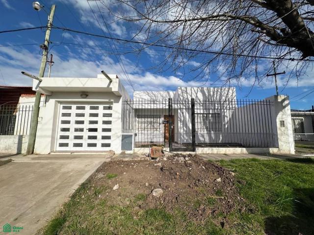 CASA EN ALQUILER DE 2 DORMITORIOS, COCHERA, PATIO Y QUINCHO, 65 ENTRE 143 Y 144