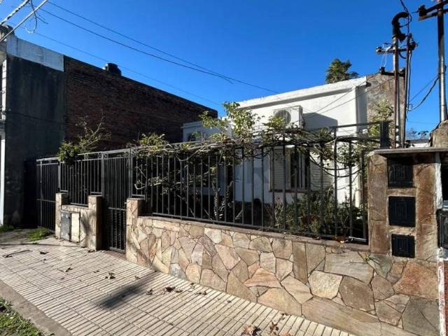 Casa en alquiler de 2 dormitorios con patio en Granadero Baigorria