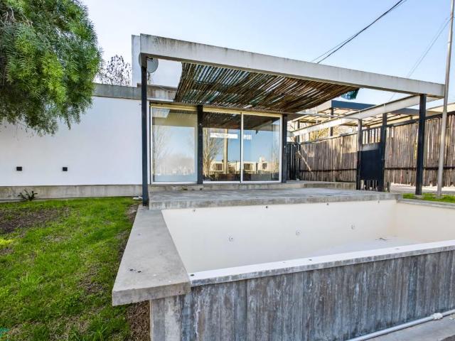 Casa en Alquiler de 2 dormitorios con pileta en Barrio Cerrado
