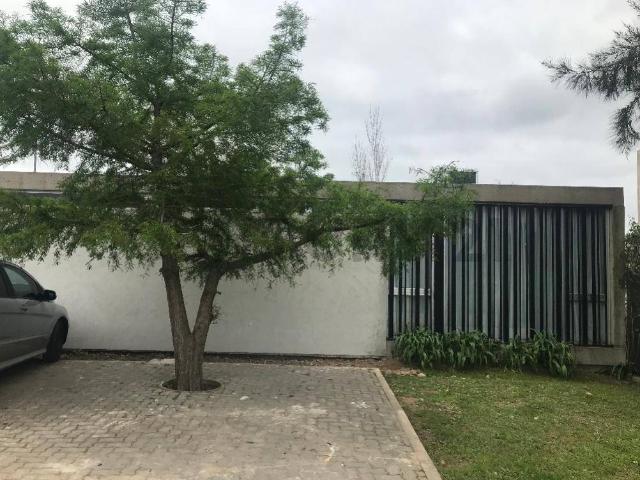 Casa en Alquiler de 2 dormitorios con pileta en Barrio Cerrado