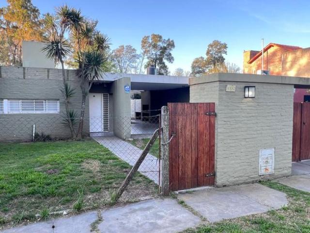 CASA EN ALQUILER DE 2 DORMIS CON PISCINA Y PARQUE
