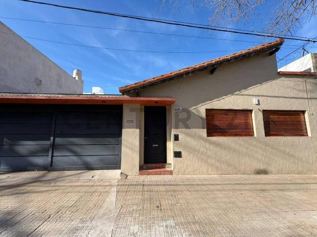 Casa en alquiler de 3 dormitorios con cochera La Plata