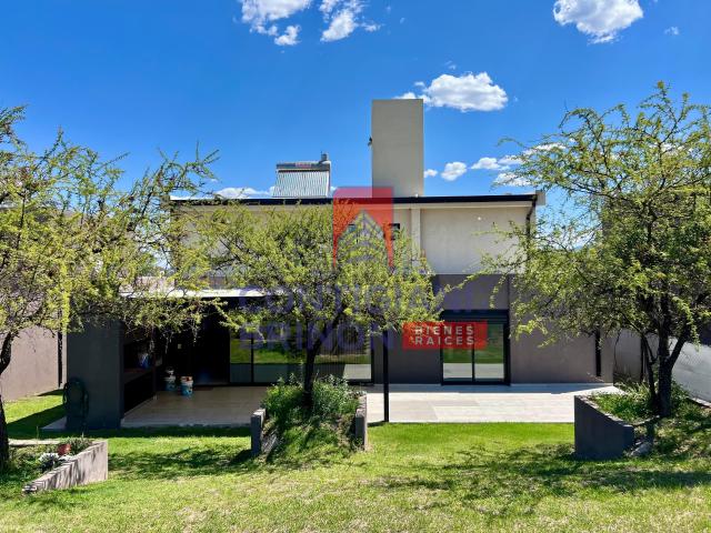Casa en alquiler de 3 dormitorios villa allende golf, Barrio cerrado seguridad nocturna