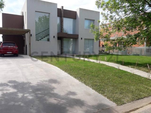 Casa en alquiler de 5 ambientes amoblada al agua en Barrio El Cantón Islas – Escobar