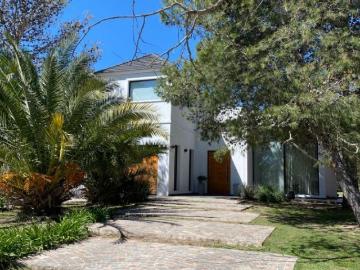 Casa en alquiler de 6 ambientes c/ garage, pileta y vista golf en Canning