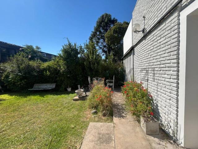 Casa en alquiler en Manuel B. Gonnet – Verde, comodidad y entorno único