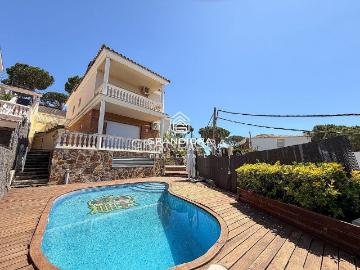 Chalet en alquiler en avenida Josep Tarradelles, Premià de Dalt, de 423 m² 5 habitaciones por 3.950