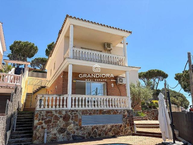 Chalet en alquiler en avenida Josep Tarradelles, Premià de Dalt, de 423 m² 5 habitaciones por 3.450
