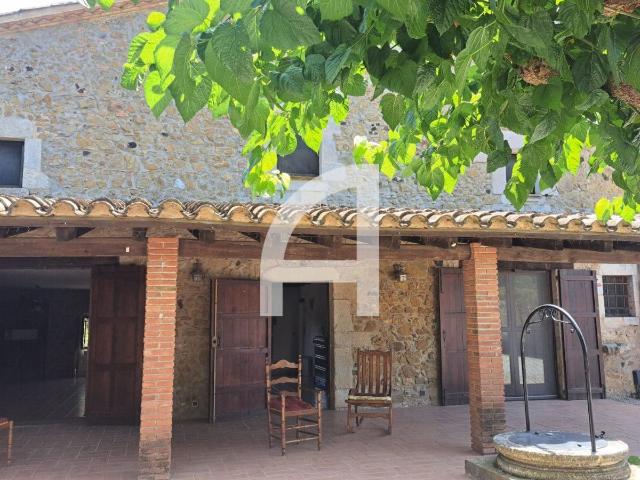 Casa en alquiler en Aiguaviva, Girona CASA DE ALQUILER CON JARDÍN PRIVADO