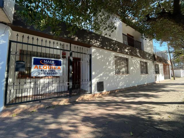 CASA EN ALQUILER EN BARRIO ZUMARAN 3 DORMITORIOS