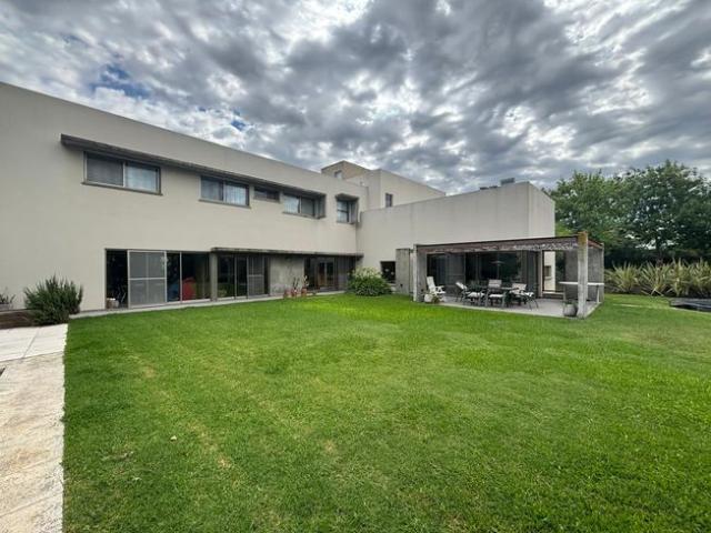 Casa en ALQUILER en barrio cerrado Campos de Alvarez  Completísima, construída sobre lote de 930 m2 y 300m2 cubiertos. Piscina de 9x4