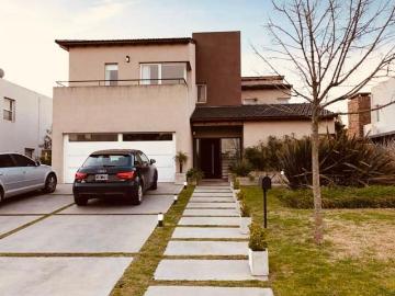 Casa en alquiler en Barrio Los Alisos