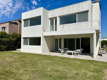 Casa en alquiler en Barrio Los Sauces