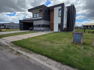 Casa en alquiler en Barrio Privado El Rebenque ? 5 ambientes, pileta, galer?a con parrilla y suite con terraza