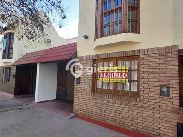 CASA EN ALQUILER EN EXCELENTE ZONA DE CIUDAD