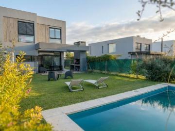 Casa en alquiler en Gorina, moderna de 3 dormitorios 488 e 133 y 135