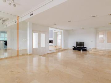 Casa en alquiler en Las Rozas con vistas, piscinas, padel y todas las comodidades