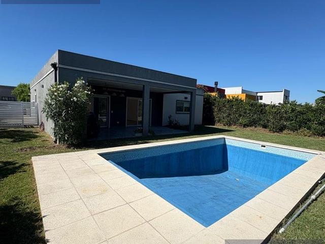 Casa en alquiler en Pilar