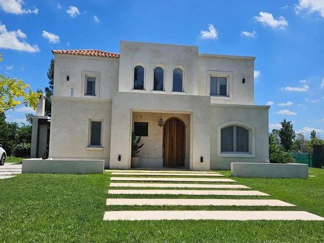 Casa en alquiler en Pilar