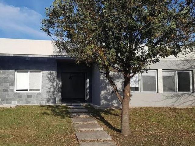 Casa en alquiler en Pilar