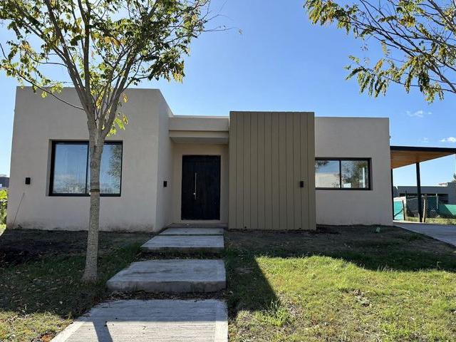 Casa en alquiler en Pilar