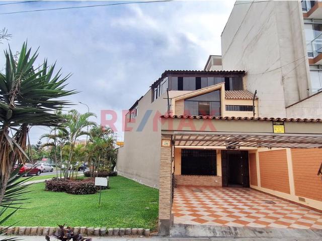 Casa En Alquiler En San Borja, 7 Dorm Jardìn, Terraza Y 2 Cocheras