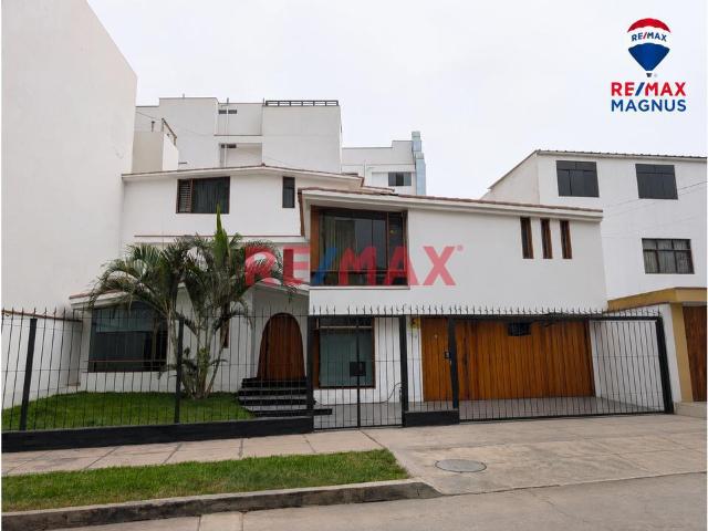 Casa En Alquiler En San Borja | 331 M² De Terreno | 4 Dormitorios + Estudio | 2 Estacionamientos