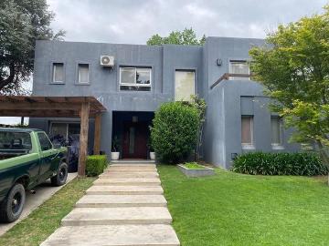 Casa en alquiler en Santa Barbara Barrio Cerrado