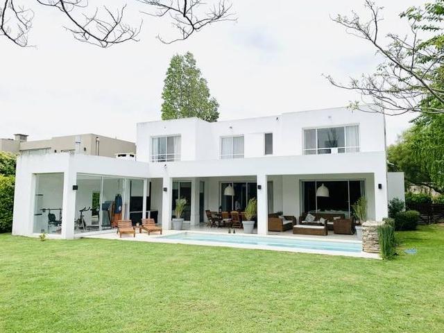 Casa en alquiler en Santa Barbara Barrio Cerrado