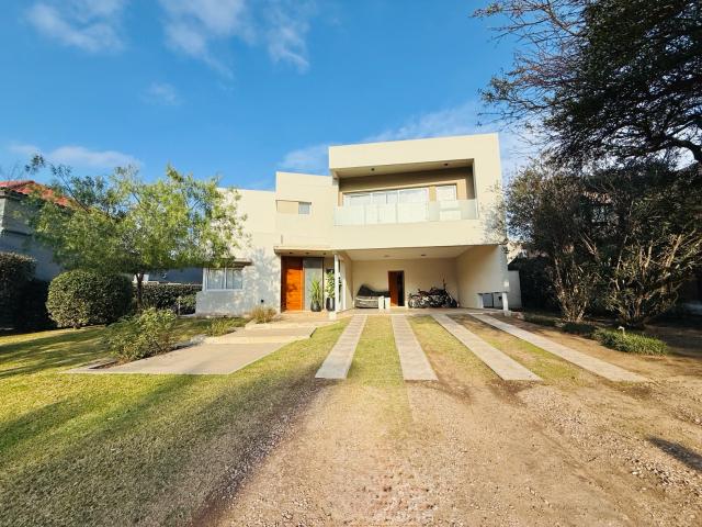 Casa en Alquiler en Valle Escondido 3 dormitorios Seguridad 24hs ? 263m?