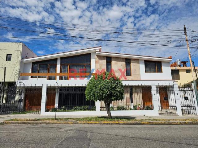 Casa En Alquiler Para Uso Empresarial En Umacollo