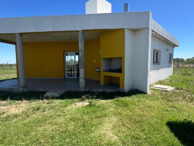 Casa en alquiler ? Predio cerrado sobre Ruta 18 Se alquila casa funcional en predio cerrado, ubicada sobre Ruta 18, ideal para quienes buscan seguridad, tranquilidad y f?cil acceso a la ciudad. Caracter?sticas de la propiedad: 2 dormitorios Cocina com