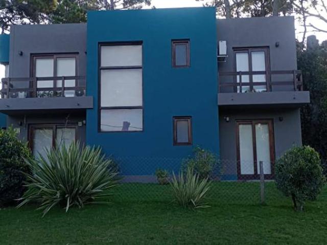 Casa en alquiler temporario de 3 dormitorios con cochera en Mar Azul