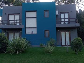 Casa en alquiler temporario de 3 dormitorios con cochera en Mar Azul