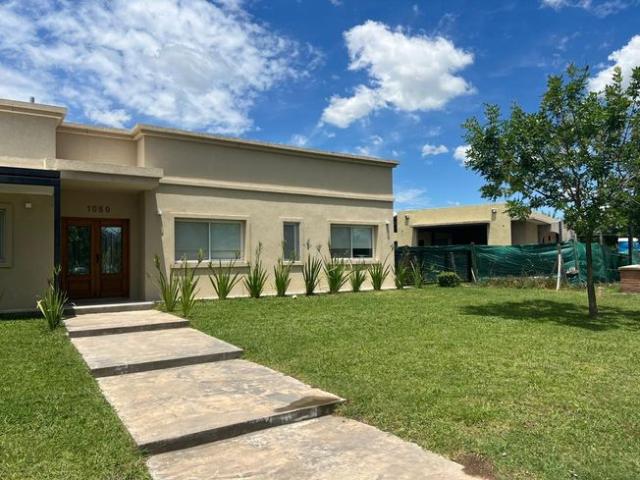 Casa en Alquiler Temporario en Haras Santa Maria 3 Dormitorios 2 Baños Galeria Piscina Seguridad