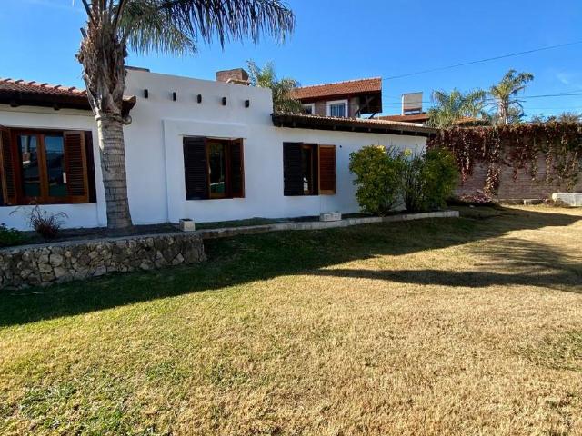 Casa en alquiler Villa Belgrano tres dormitorios ambientes amplios excelente ubicaci?n