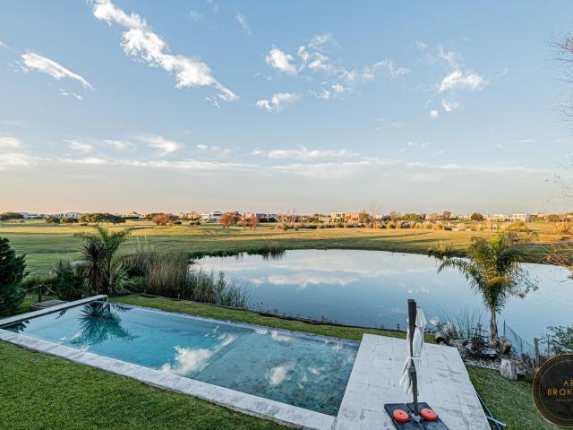 Casa en alquiler y venta en Barrio El Canton Golf Vista al agua y Golf