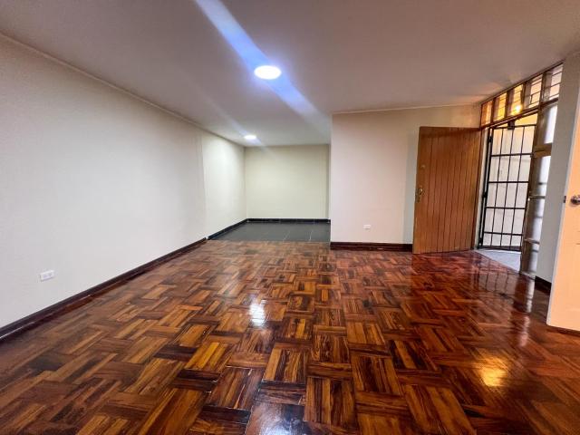 Casa en Alquiler 2 estacionamientos No paga mantenimiento