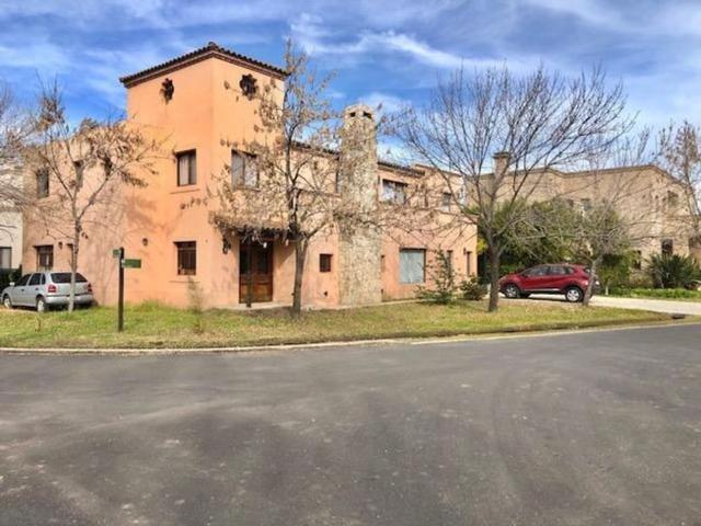 Casa en alquiler 300 m2 5 ambientes