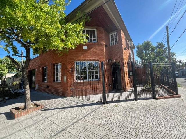 Casa en alquiler, 3 dormitorios, ubicada en Villa Elvira, La Plata